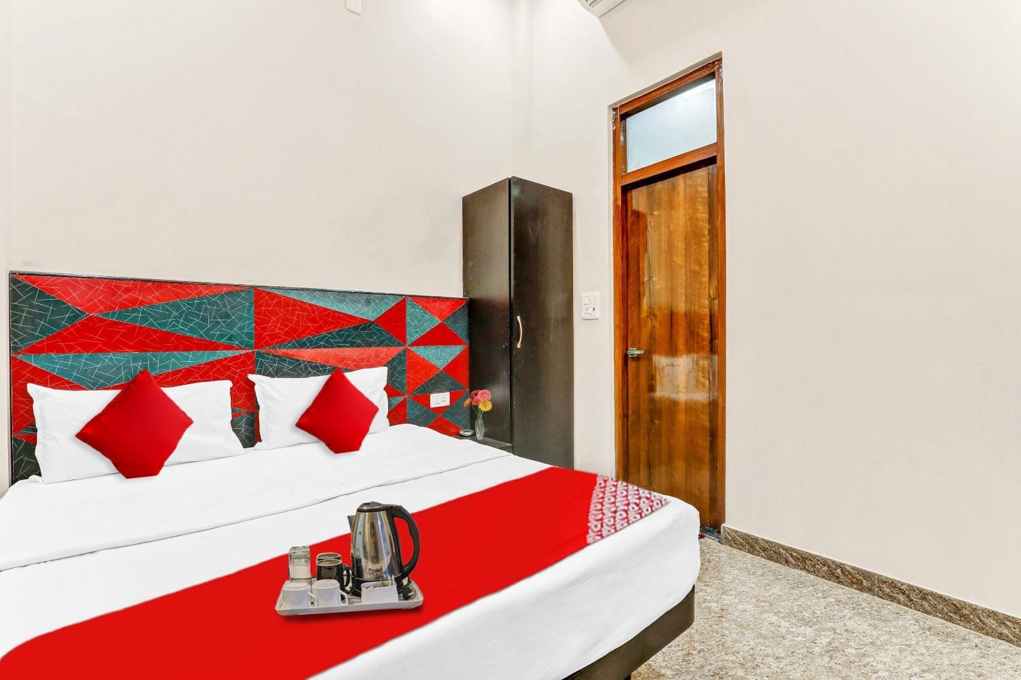 O M V Room's & Banquet * Lucknow