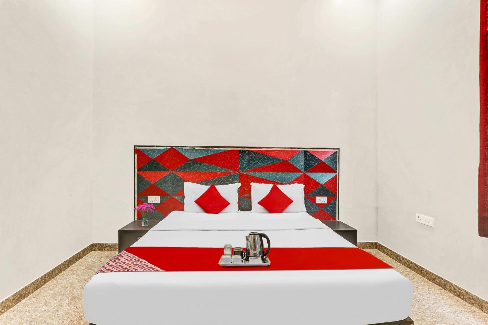 O M V Room's & Banquet Hotel Lucknow