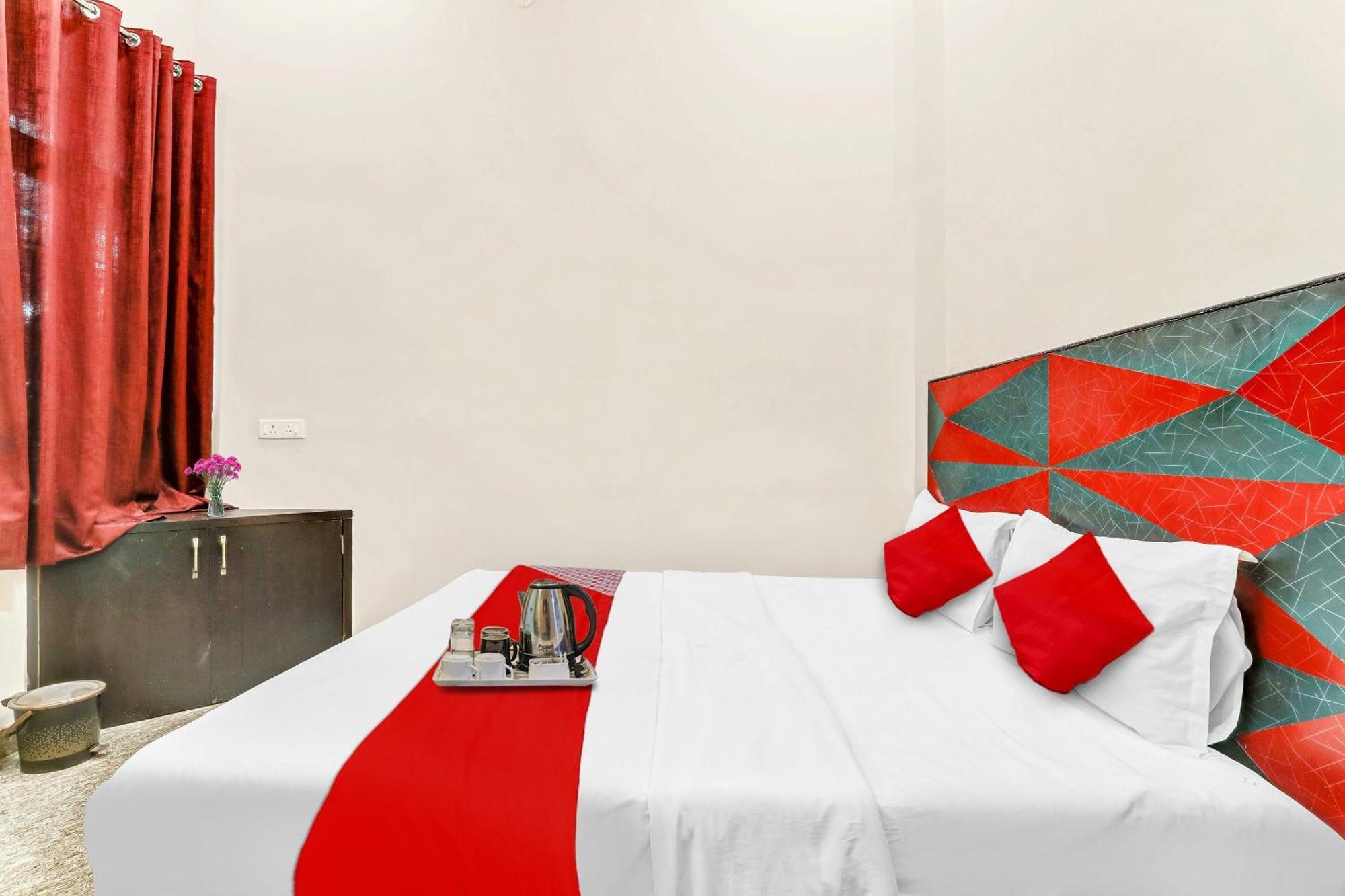 Hotel O M V Room's & Banquet *