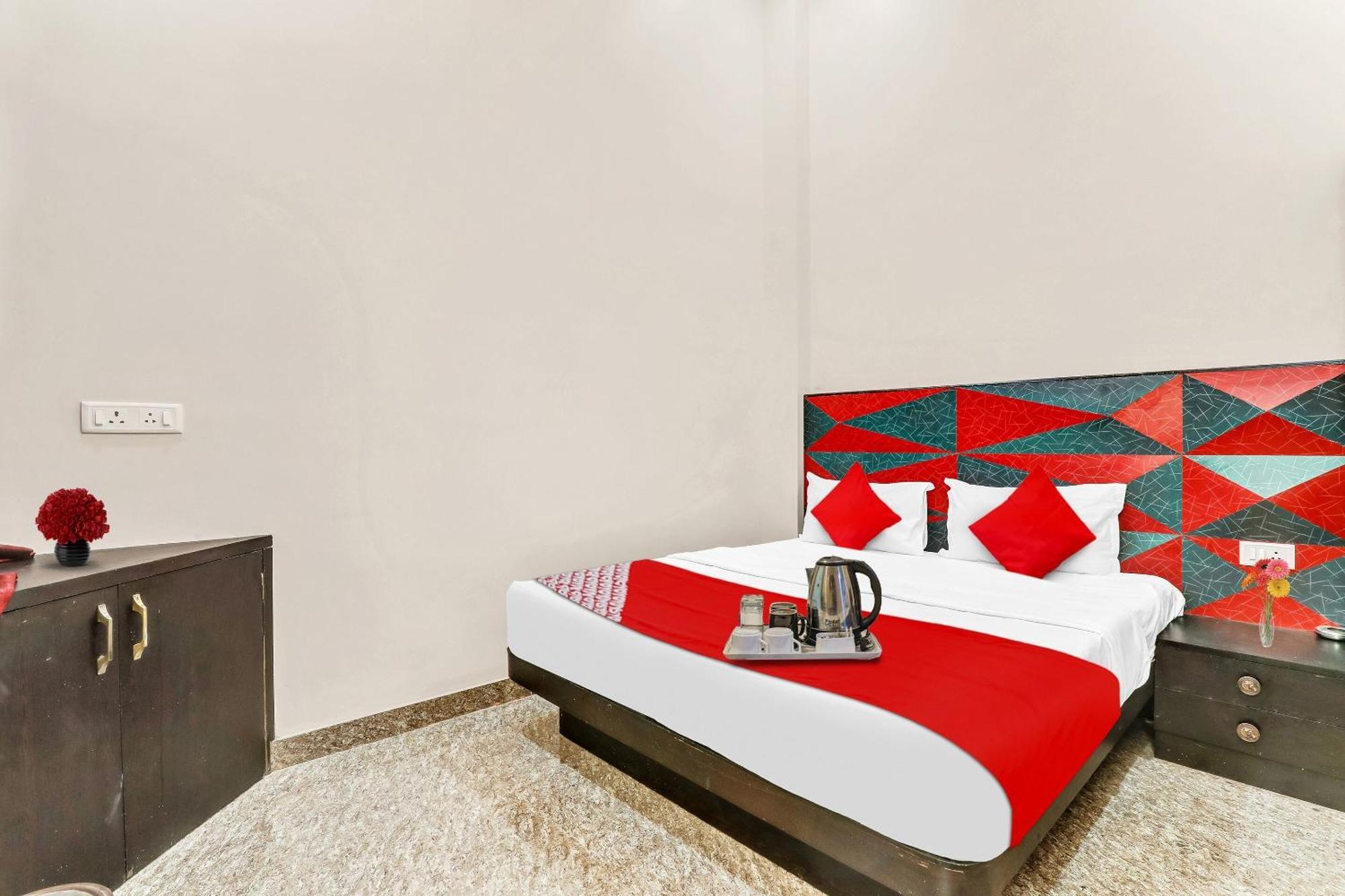 O M V Room's & Banquet Lucknow